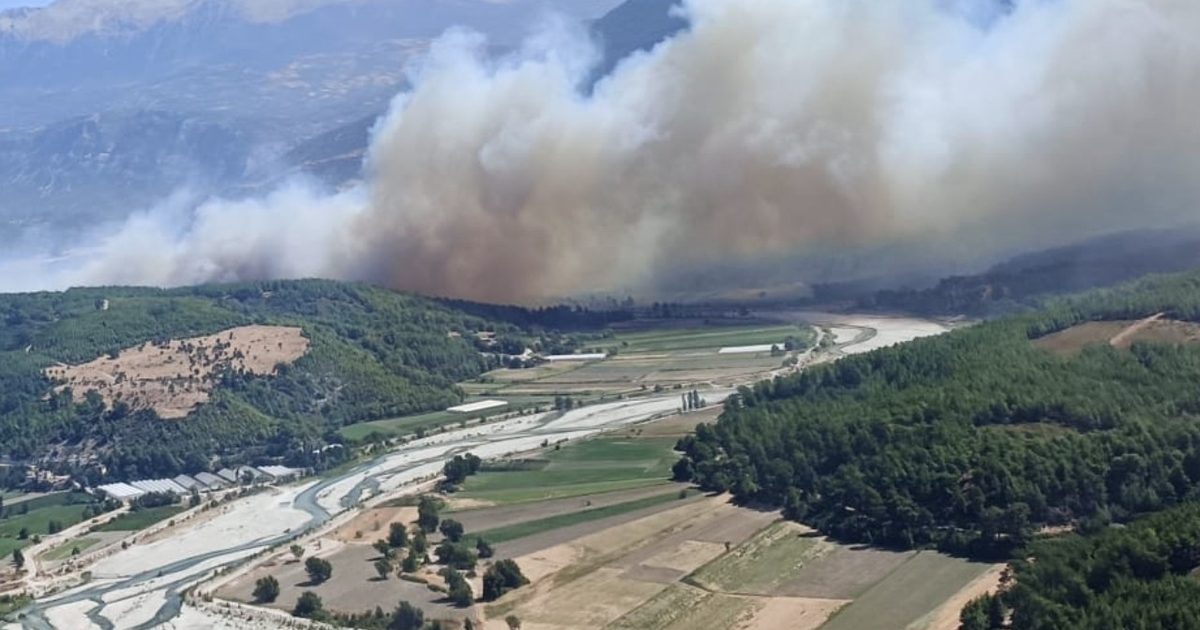 Muğla'da Başlayan Yangın Antalya'da Seraları ve Ormanı Vurdu