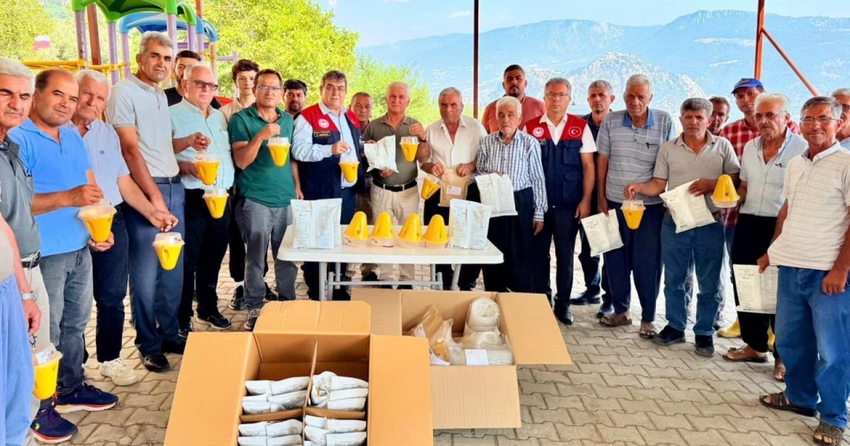 Erdemli'de Şeftali Üreticilerine Akdeniz Meyve Sineği Tuzağı Dağıtıldı